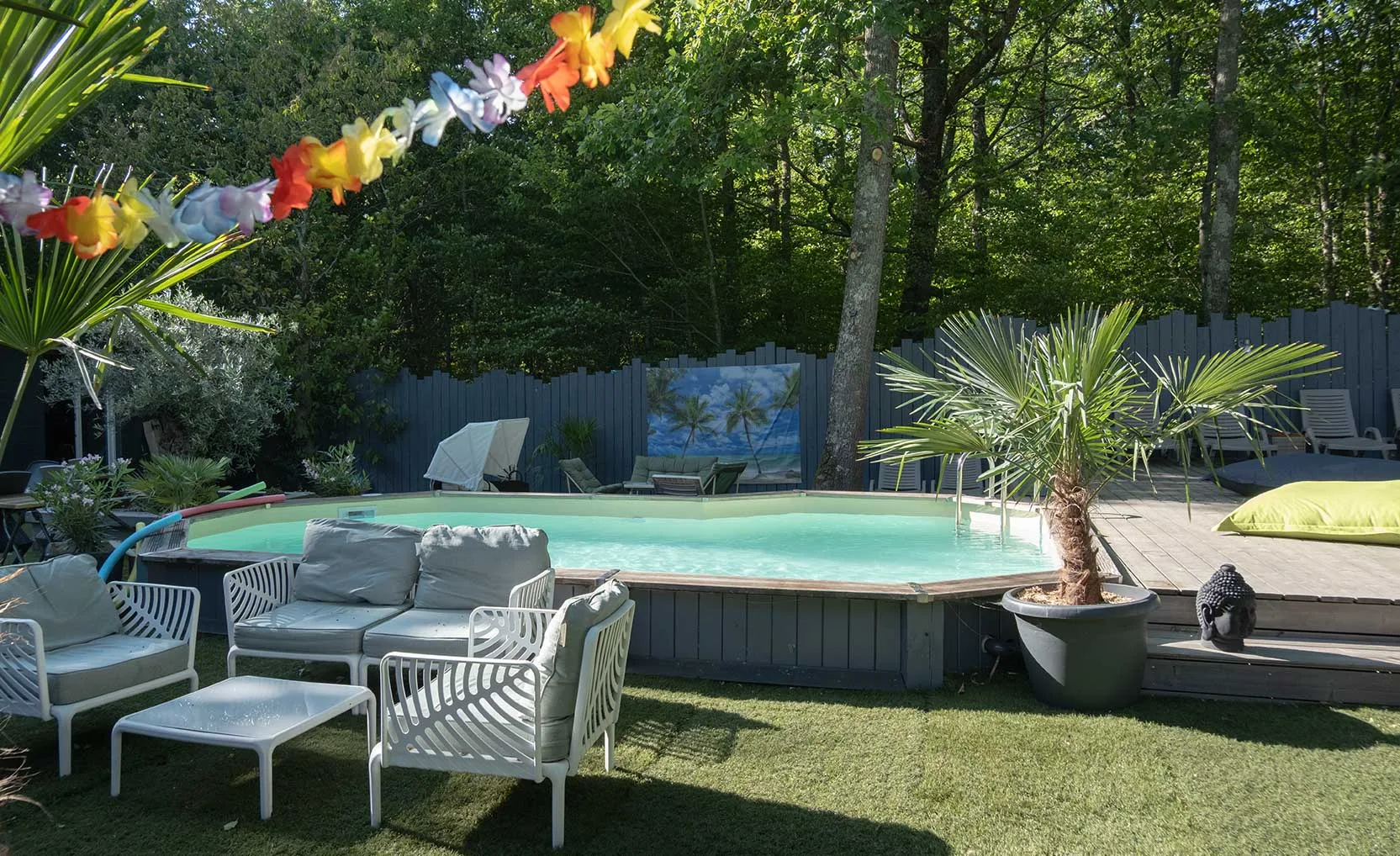 Espace extérieur libertin avec piscine, transats et coins calins extérieurs